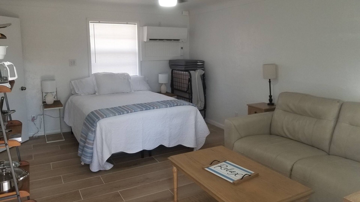 Lakeview Resort | Luxury Queen Studio With Kitchen Sleeps 3