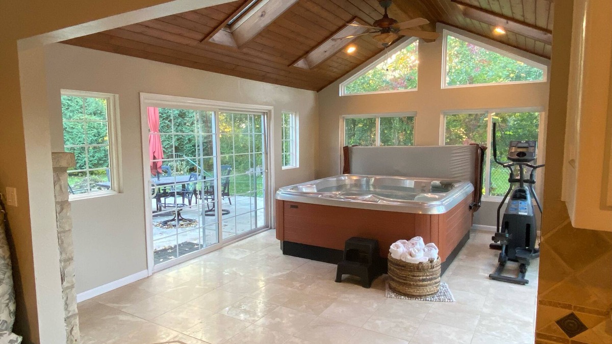 Green Bay House | Luxury ranch home a mile from Lambeau, 1 hr OSK, 15 Min GRB, 10 MI 92C.