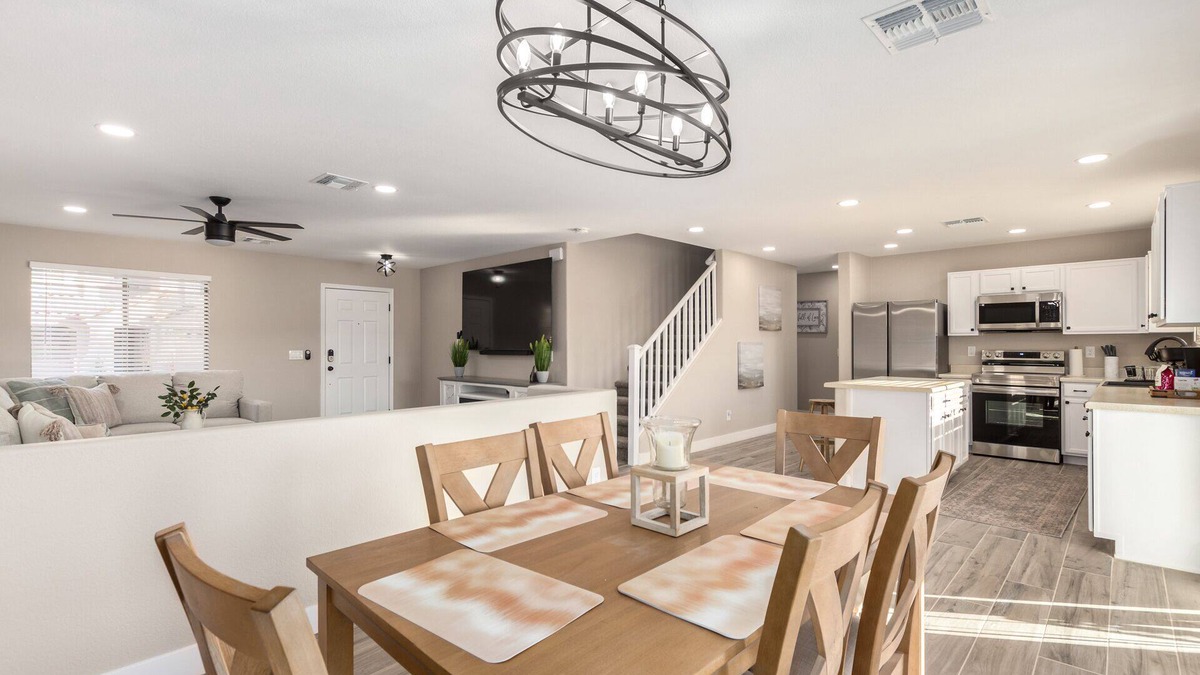Sheely Farms House | Luxury Remodel in Phoenix ~ EV Charger, Putting Green, Family & Pet-Friendly