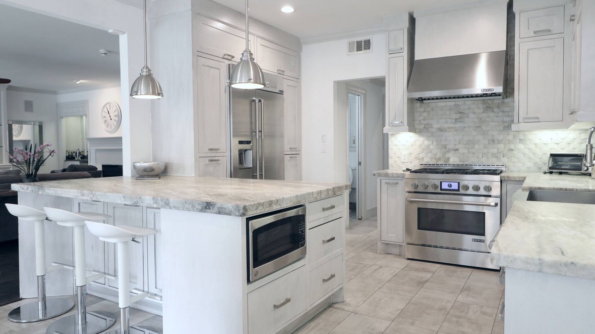Bellaire House | LUXURY Renovated 5 Bedroom 4.5 Bath Private Home with POOL near MDA TMC Galleria