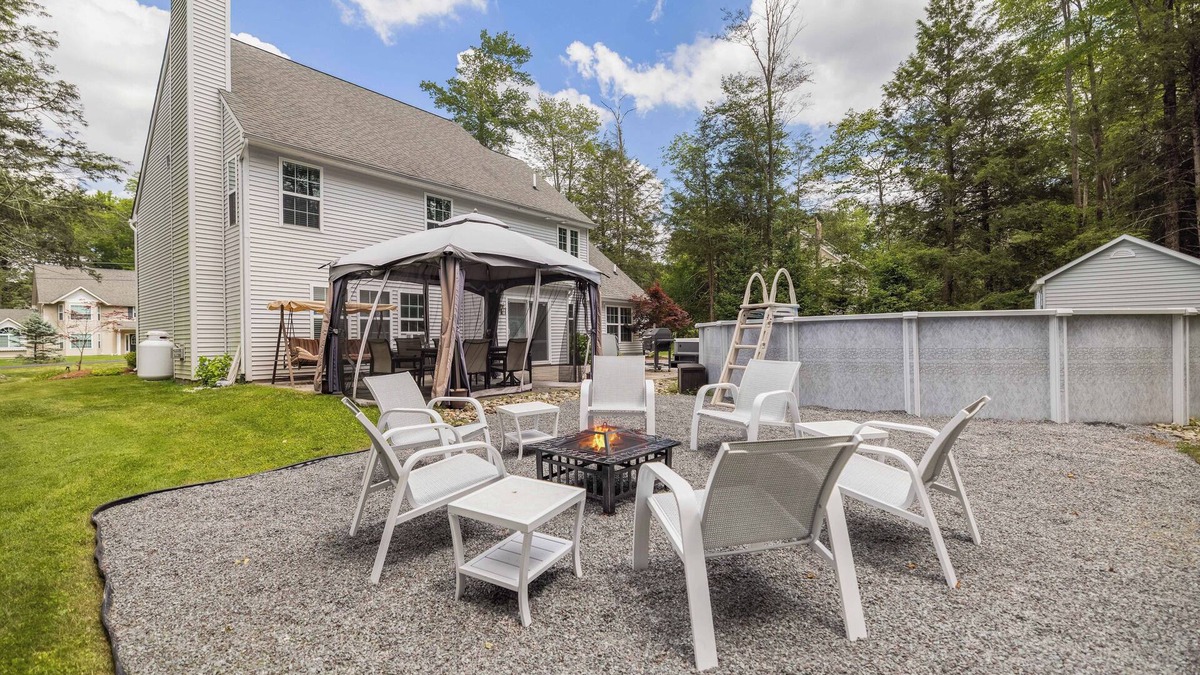 Blakeslee House | Luxury Rerteat , Hot Tub, Jacuzzi, Theater, Fire Pti, Lake and more, near Ski