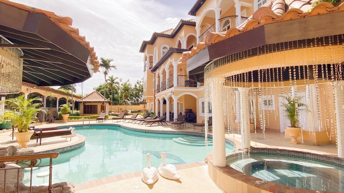 IronShore Estates Villa | Luxury Resort-Styled Villa with Pool, Movie Room, near Airport, Beach, Shops