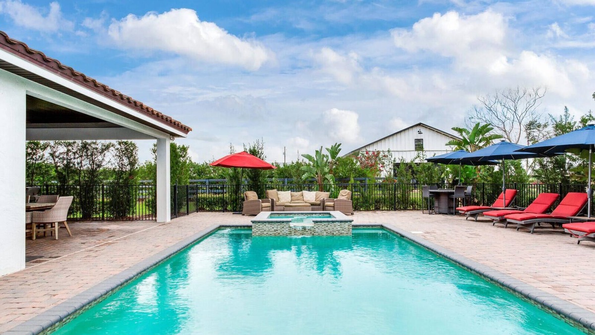 Thonotosassa Villa | Luxury Resort Lakefront Pool Spa Villa