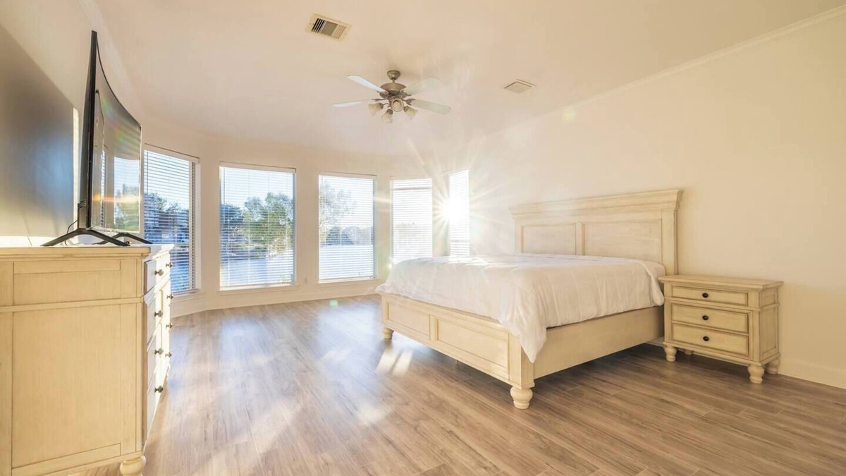 Missouri City House | Luxury resort style living area with spectacular water view house located in Missouri City