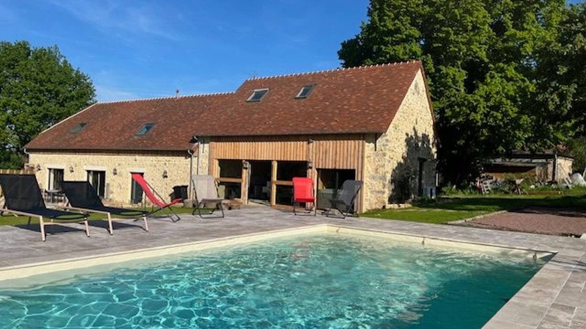 Coulaines Cottage | Luxury Retreat: Heated Pool, Jacuzzi, Fitness, Near Le Mans