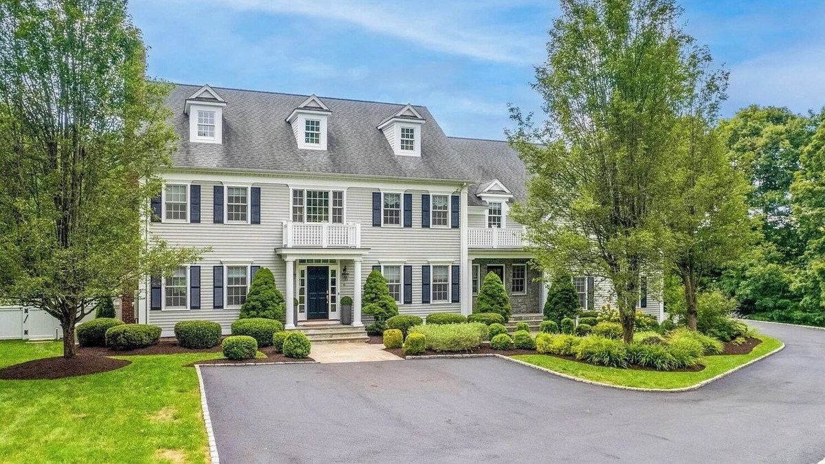 Ridgefield House | Luxury Retreat-5BR plus 3rd floor that sleeps 12 adults; 1 mile to town center