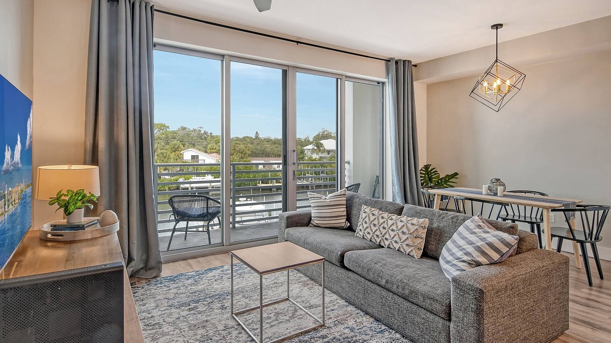 North Trail Condo | Luxury Retreat condo The Strand Water View w/Den
