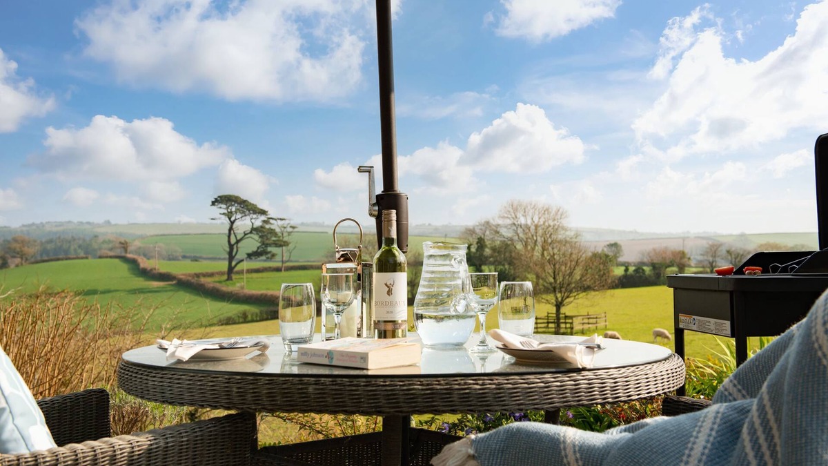 Widegates Cottage | Luxury retreat for 2 with stunning rural views, private hot tub and EV charging