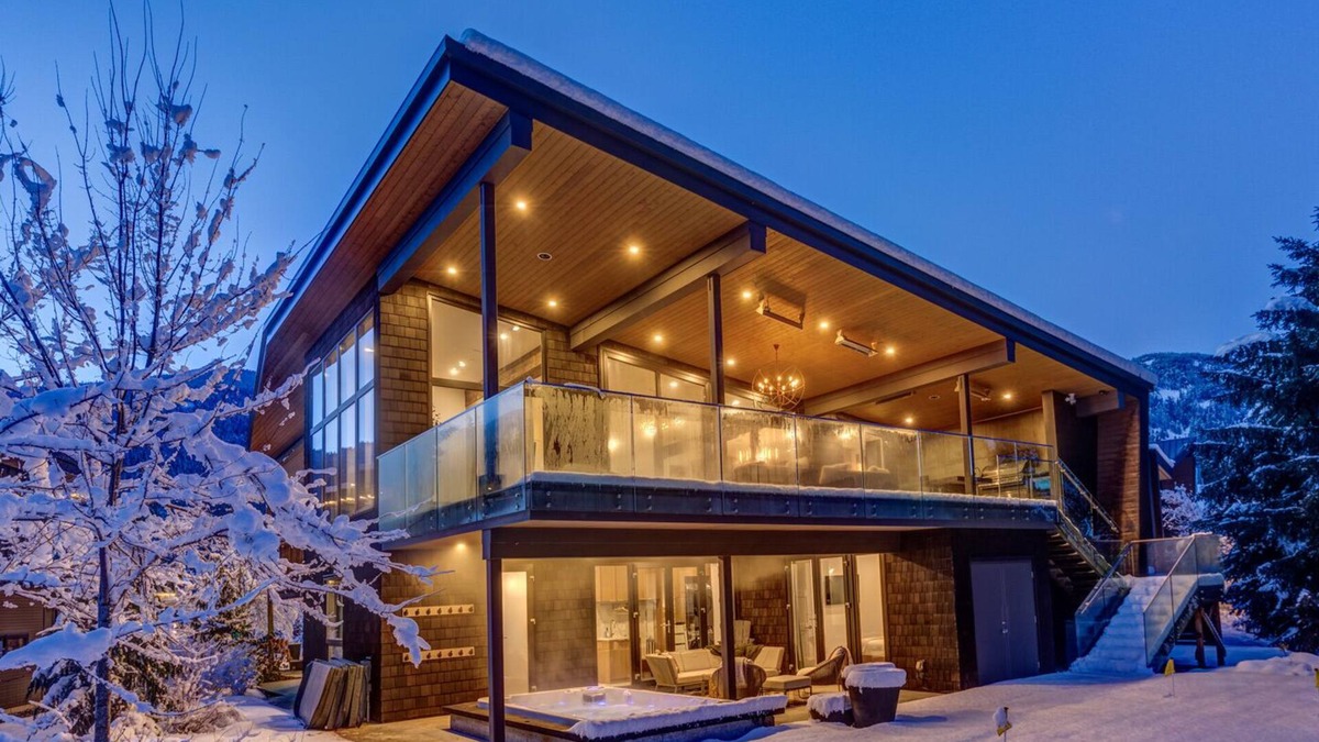 Whistler House | Luxury retreat for multifamily getaways & corporate events, 5 mins from village!