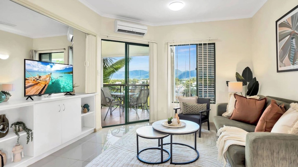 Cairns North Apartment | Luxury Retreat in Cairns with Pool