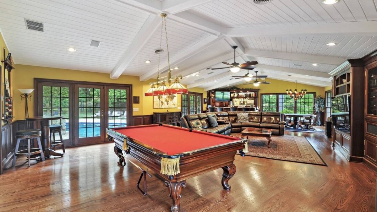 Dover House | Luxury Retreat in Dover with Pool and Pond