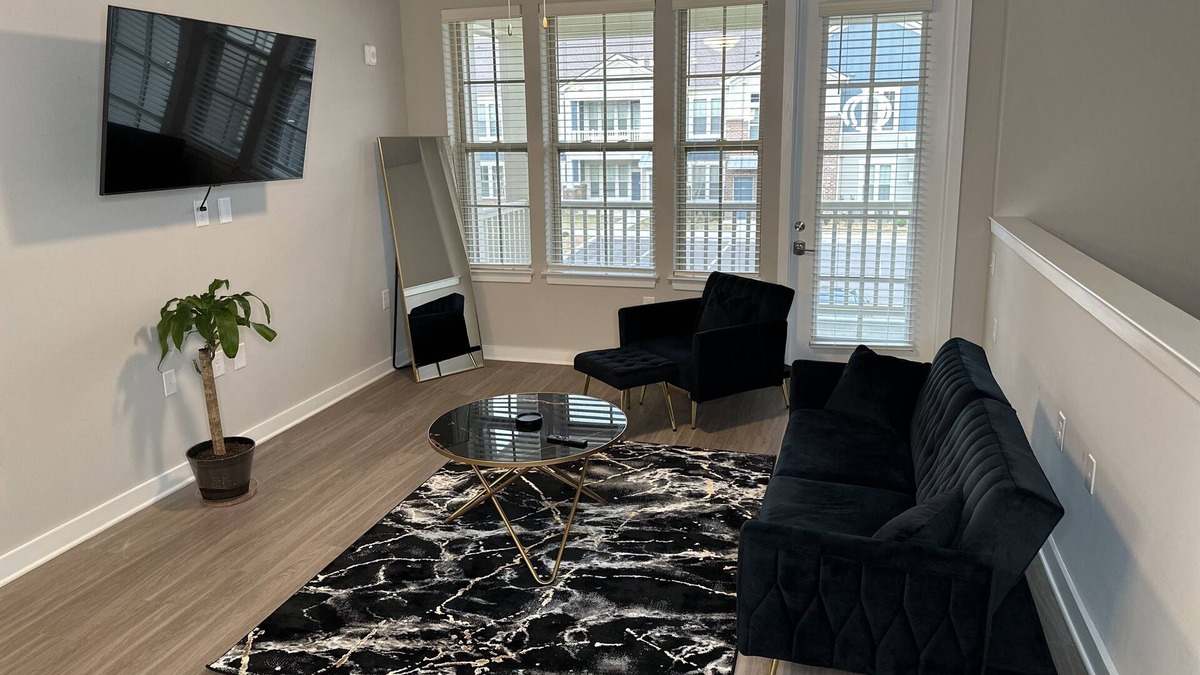 Lakes of Forest Hill Apartment | Luxury Retreat in East Memphis with Balcony
