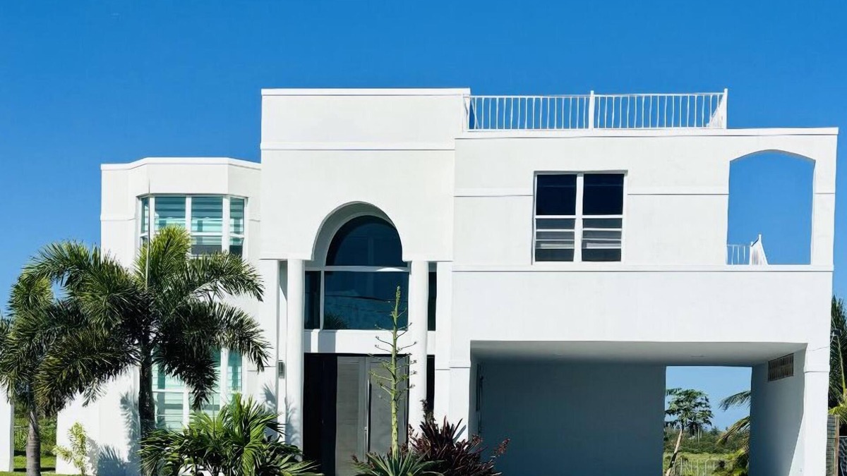 Isabela House | Luxury Retreat in Gated Community Minutes to Beaches, Dining & Shops