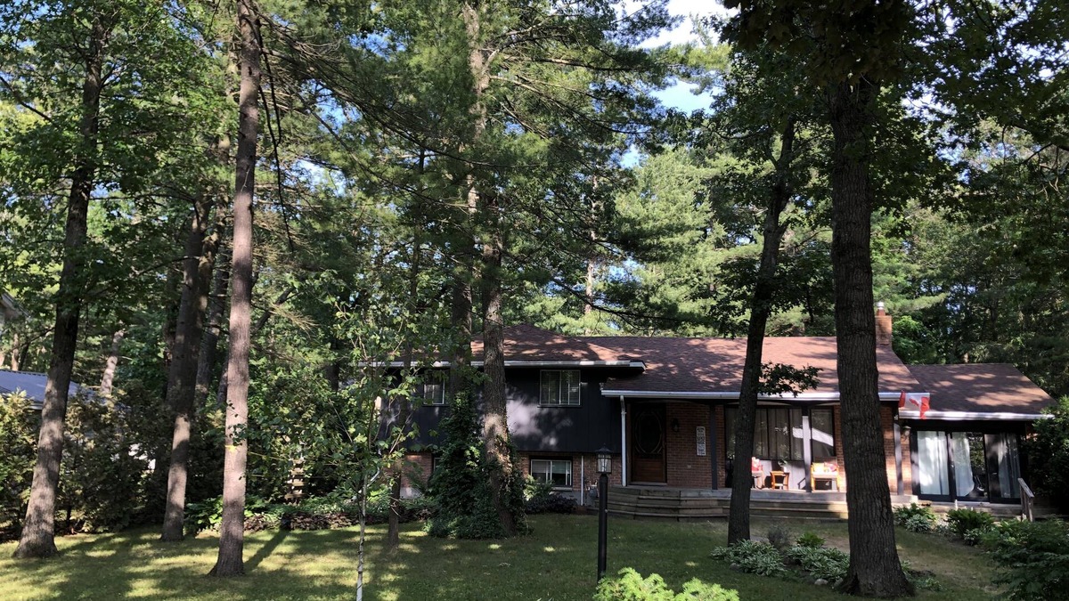 Port Franks Cottage | Luxury retreat-King Beds- Game Room- Hot Tub-Private Beach Access