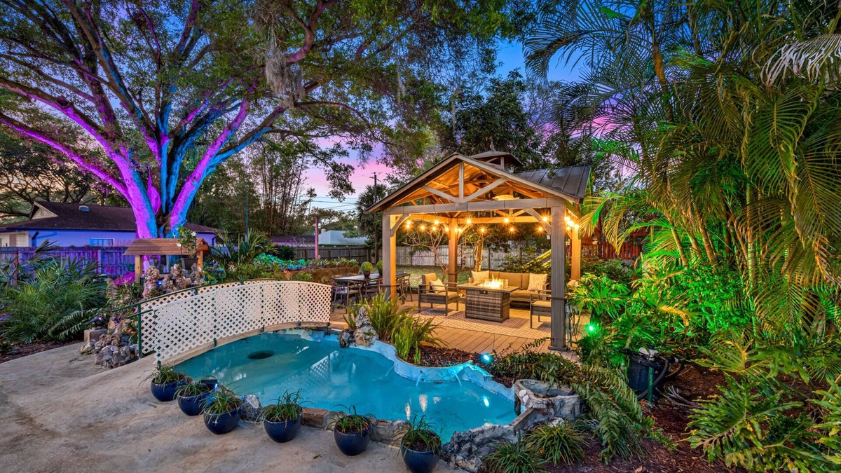 Walsingham House | Luxury Retreat: Pool, Games, Basketball & More!