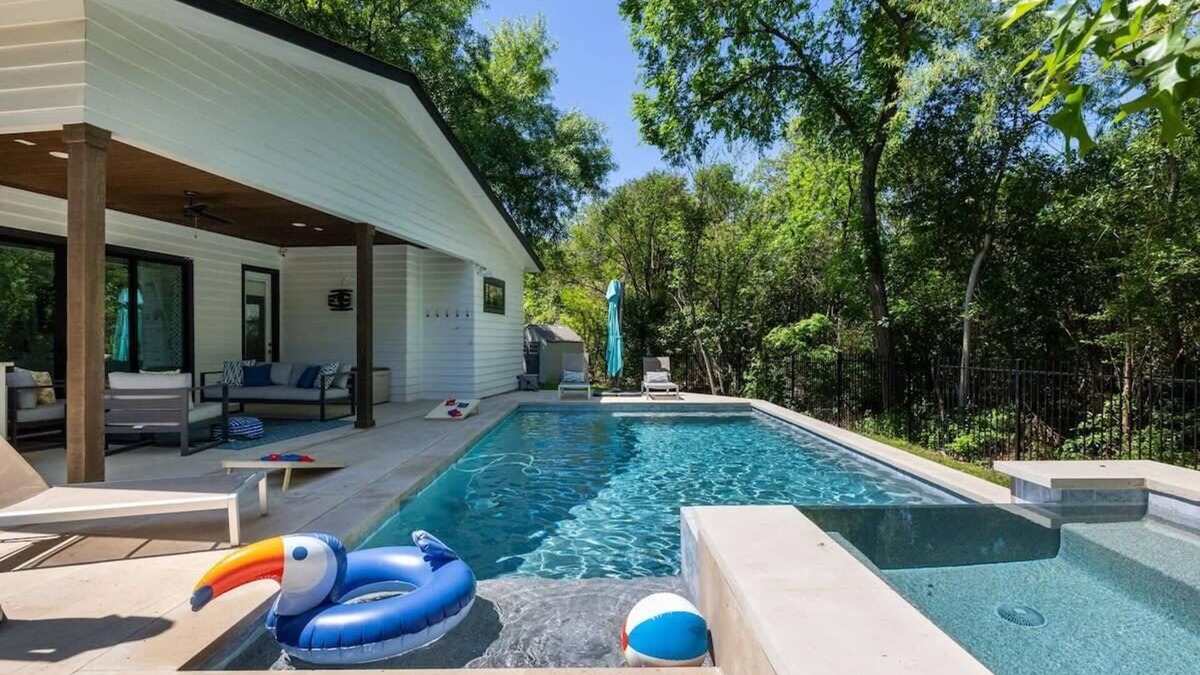 Galindo House | Luxury Retreat - Pool & Spa - South Austin Oasis