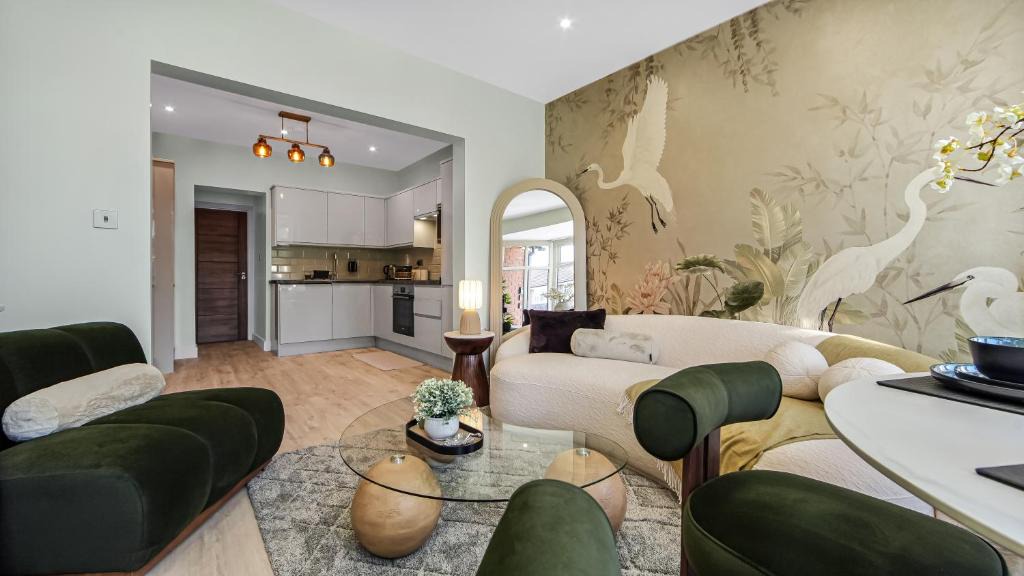 London Borough of Ealing Apartment | Luxury Retreat sleep 8 Flat, London