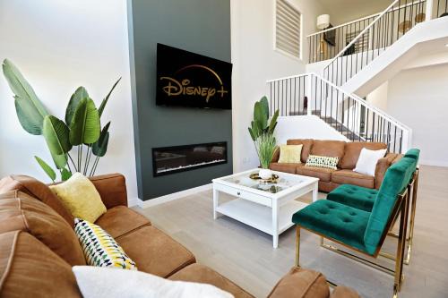 Southwest Edmonton House | Luxury Retreat With AC Fireplace Garage Disney
