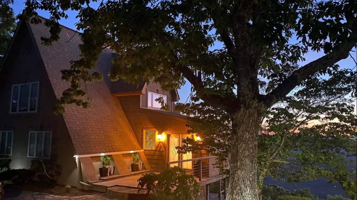 Graysville House | Luxury retreat with panoramic views at Mount Sinai Manor!