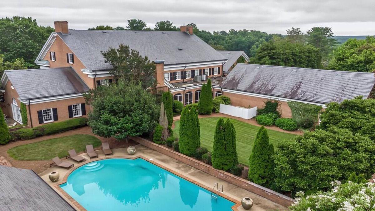 Newton House | Luxury Retreat with Pool & Hot Tubs – Perfect Getaway!