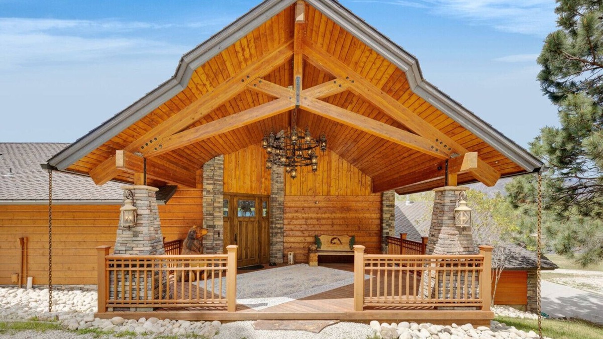 Grantsdale Cabin | Luxury River Front Property