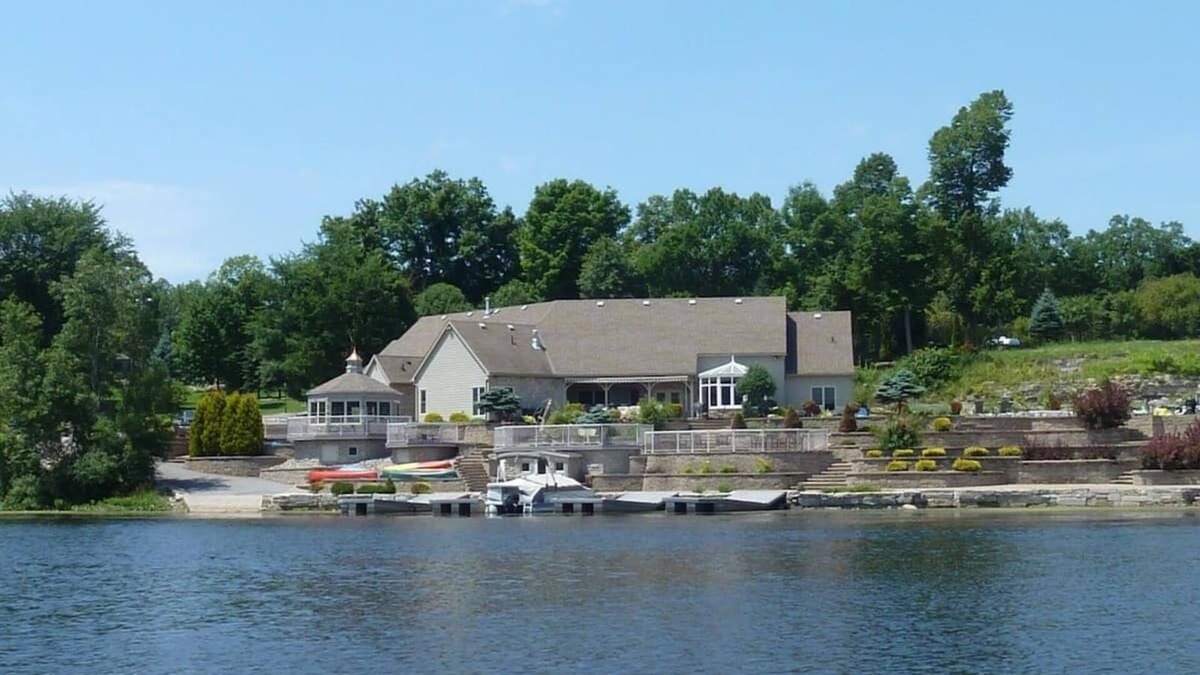 Stone Mills House | Luxury Riverfront Cottage 30 mins from Kingston ON