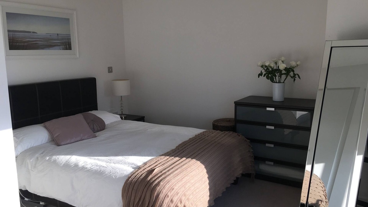 Surrey Docks Apartment | Luxury Riverside Apartment. Breathtaking views of London Skyline.