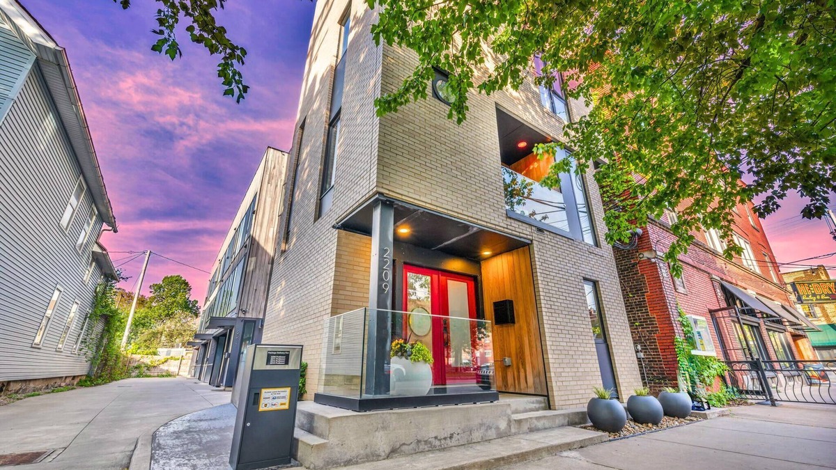 Tremont House | Luxury Rooftop Oasis Tremont: Sauna & Cold Plunge