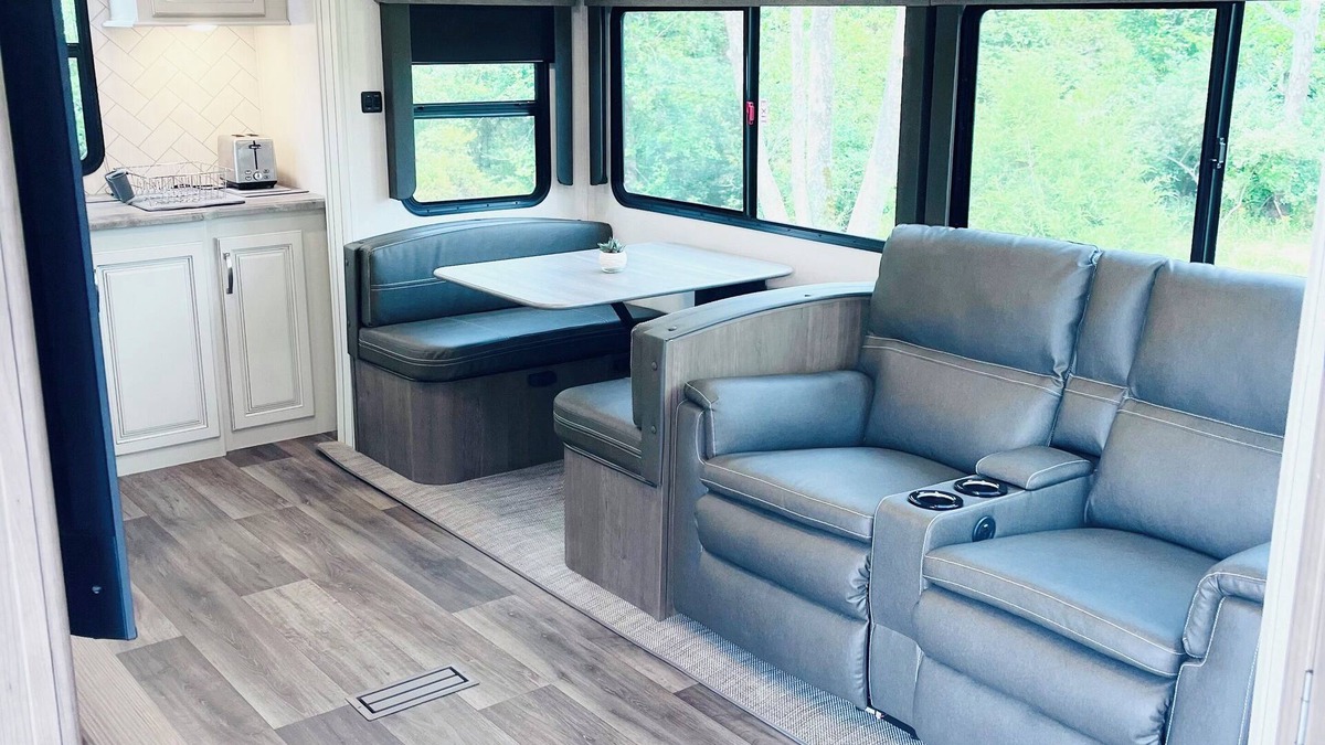 Spottswood House | Luxury RV Nestled on 50 Acres at Augusta Retreat/picnic Table/mountain