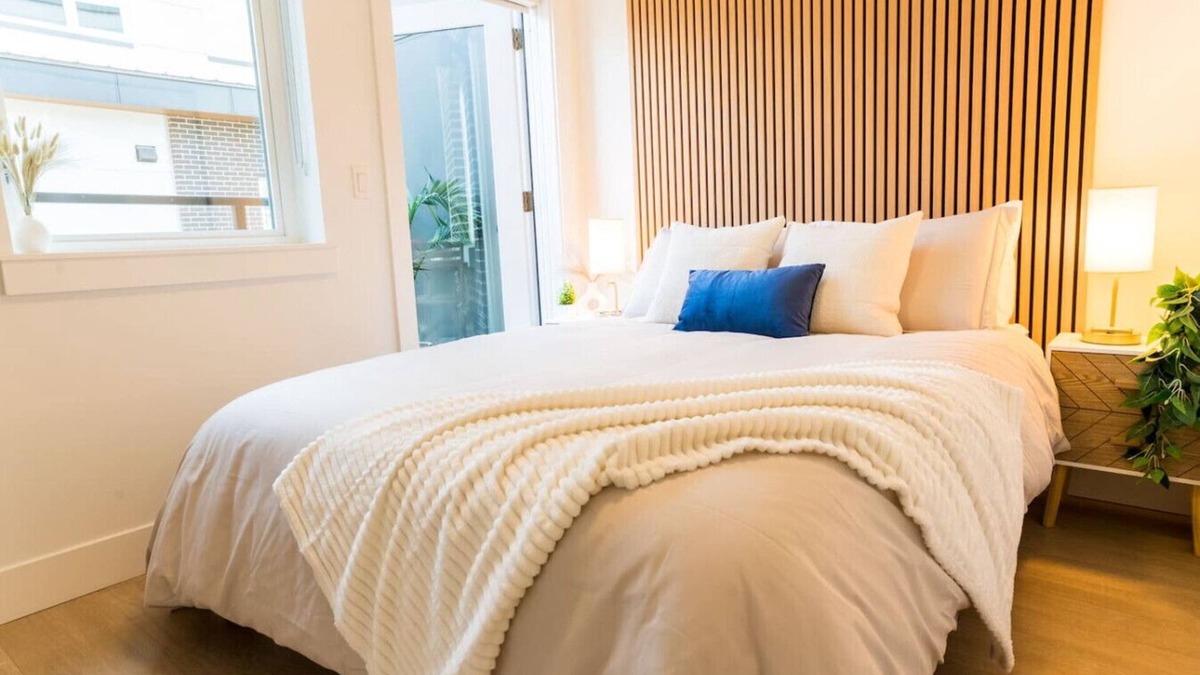 Lower Lonsdale Apartment | Luxury Scandinavian Suite| Cozy and Bright