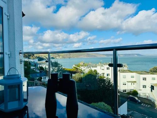 West Looe House | Luxury Sea View Apartment with Multi Room Balcony And Private Onsite Parking Only 300M From the Beach