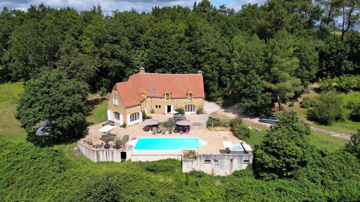 Beynac-et-Cazenac Villa | Luxury secluded chateau with pool and hot tub