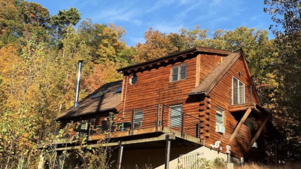 Catskill Cabin | Luxury secluded Catskill log cabin on creek-ski hike great restaurants mins away