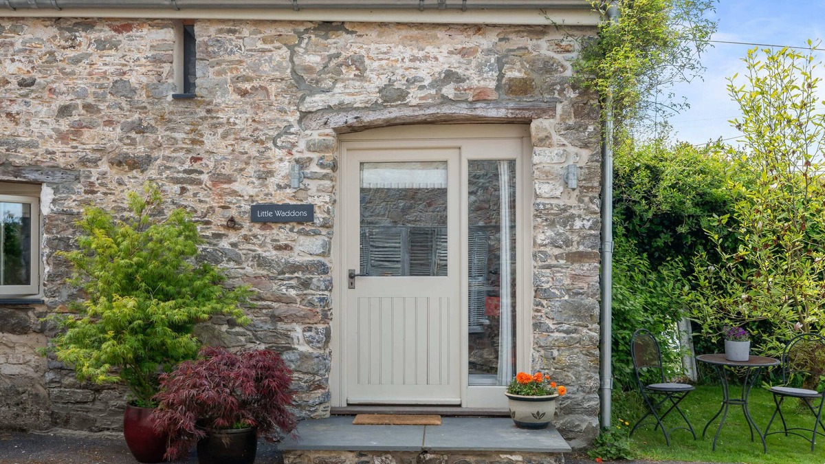 Totnes House | Luxury self-contained cottage for two with wood fired hot tub