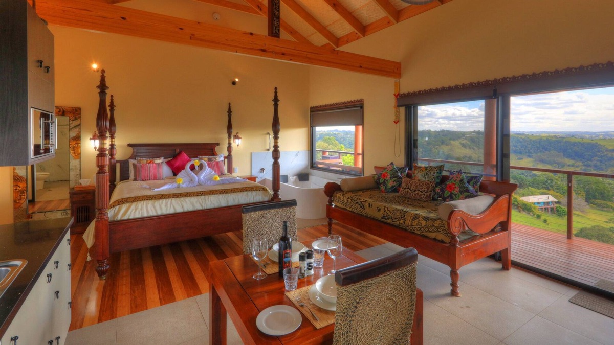 Balmoral Ridge House | Luxury self-contained villa with double bed, double spa, fireplace, and kitchen.
