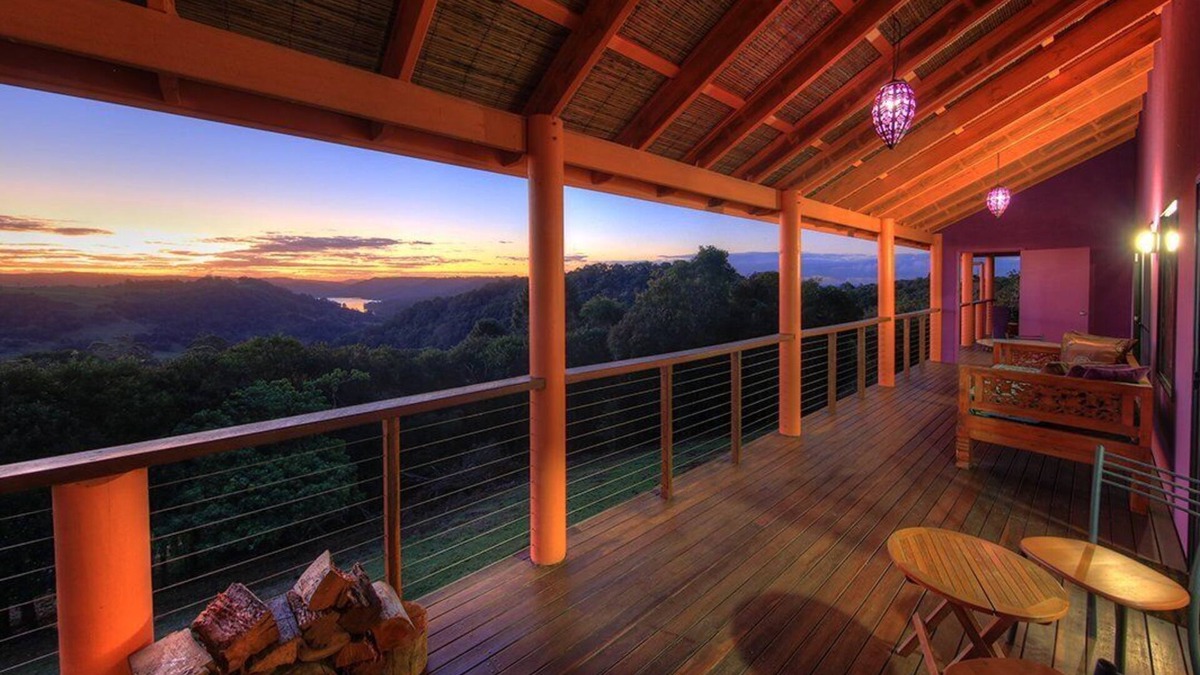 Balmoral Ridge House | Luxury self-contained villa with two rooms, king and queen beds, double spa, fireplace, and kitchen.