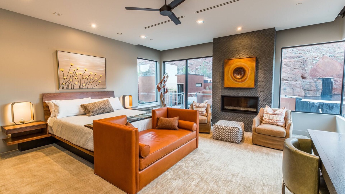Ivins House | Luxury Service 2 King Suites & PRIVATE Pool – Sleeps 4 – Daily HK