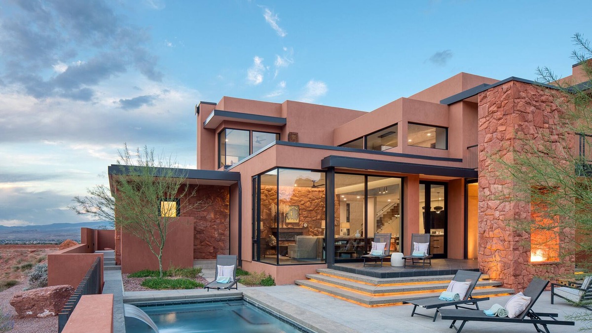 Ivins House | Luxury Service 3 Kings and Bunks & PRIVATE Pool - Sleeps 12 - Daily HK