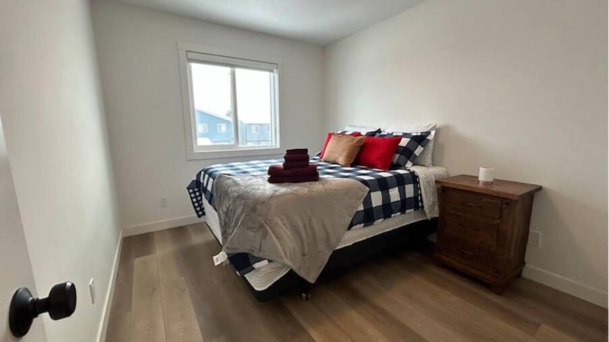Southeast Calgary House | Luxury Seton Villas 4-bed with King bed & Office