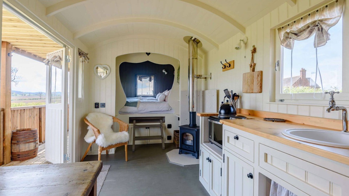 Faringdon Cottage | Luxury shepherd's hut for 2 in the Cotswolds - Aurora