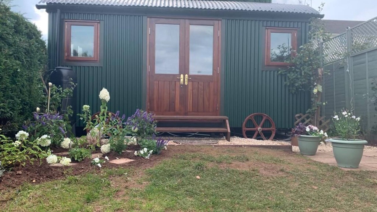 Saint Blazey Apartment | Luxury Shepherds Hut and Hot Tub Retreat
