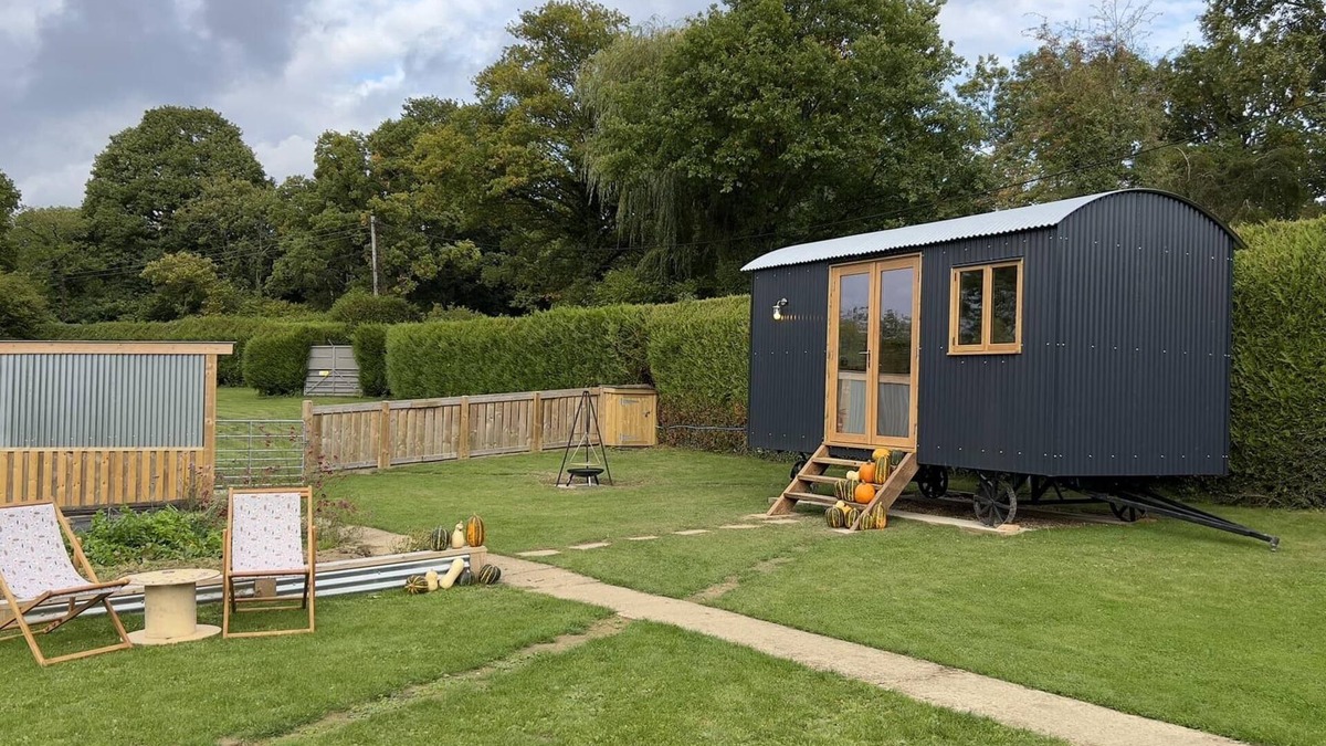 Wadhurst Cabin | Luxury Shepherds Hut, W/large Garden, Firepit, & Wi-fi @ Cedar Gables Campsite