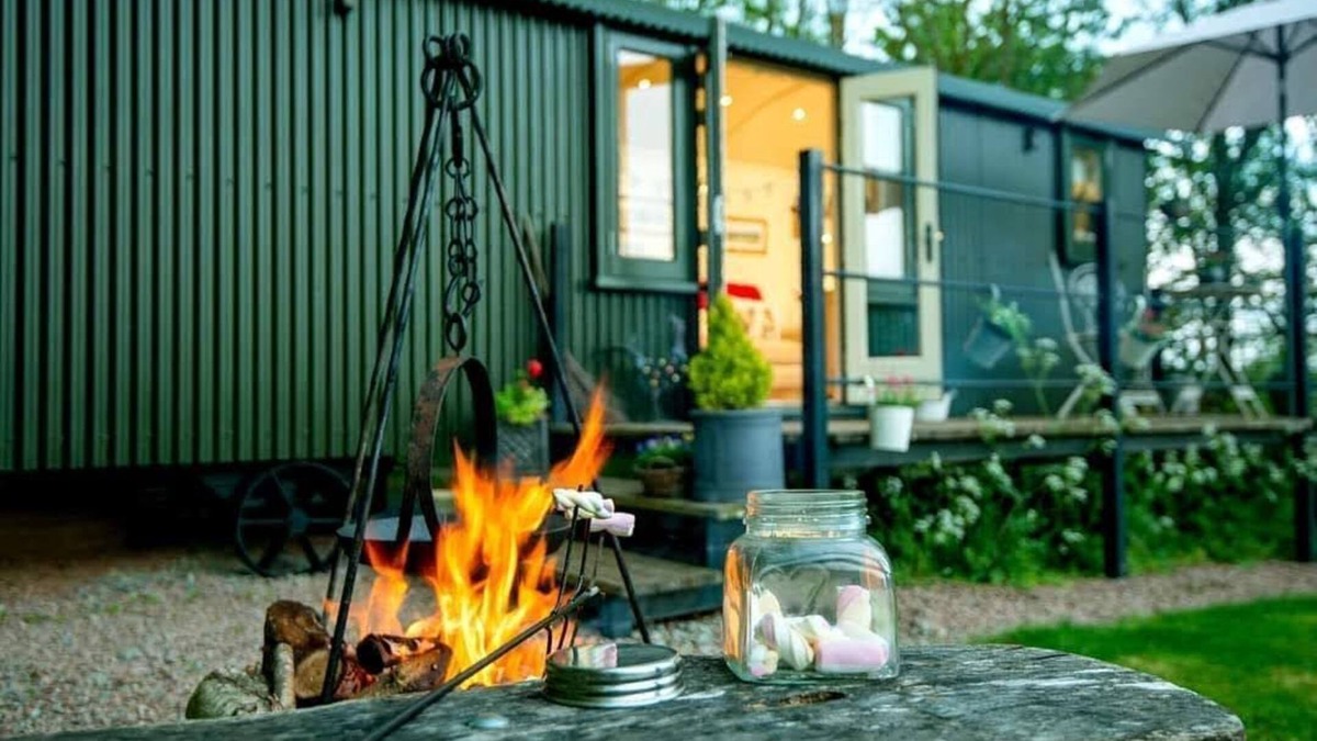 Broadwas Apartment | Luxury Shepherds Hut with private hot tub in quiet rural setting