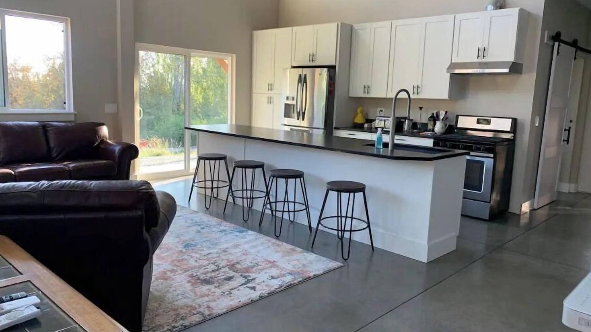 Mount Vernon Apartment | Luxury shome, views above Skagit Valley- EV charge