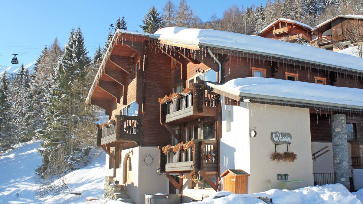 Montchavin Ski Chalet | Luxury ski-in Catered Chalet in Paradiski. Hot Tub with Stunning View. Sauna.