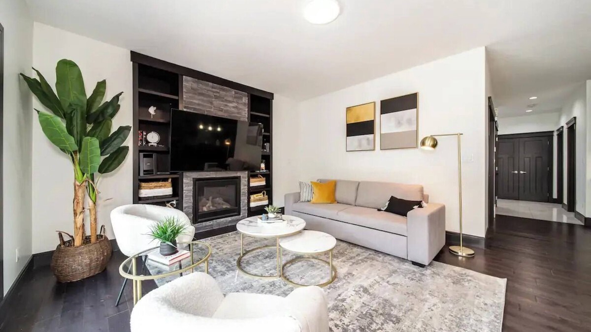St. Albert House | *Luxury* Sleeps 10|King bed|Jacuzzi|10 Min to WEM