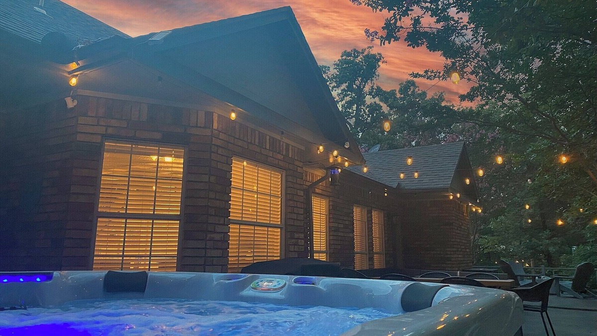 Kingston House | Luxury-Sleeps16-SPA-GameRoom-FirePit-Casino-EV-Pet
