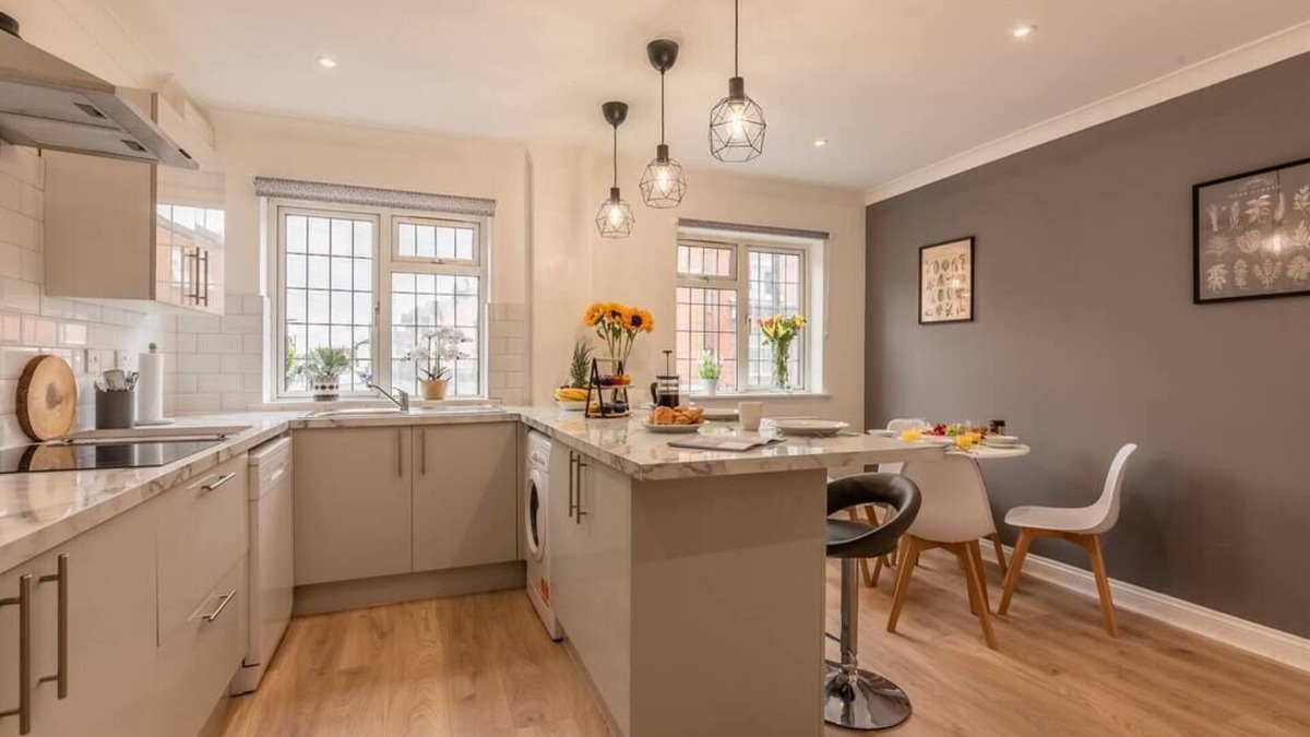 Portswood House | Luxury Southampton house with garden and parking