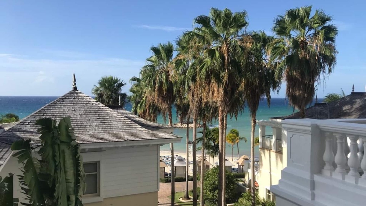 Montego Bay Condo | Luxury & Spacious 1 bdr/2 bth beachfront condo with stunning ocean & resort view
