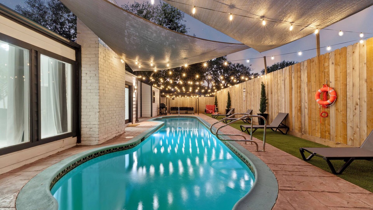 Mission Bend House | Luxury Spacious 5-bedroom house with Warm Heated pool n& Games